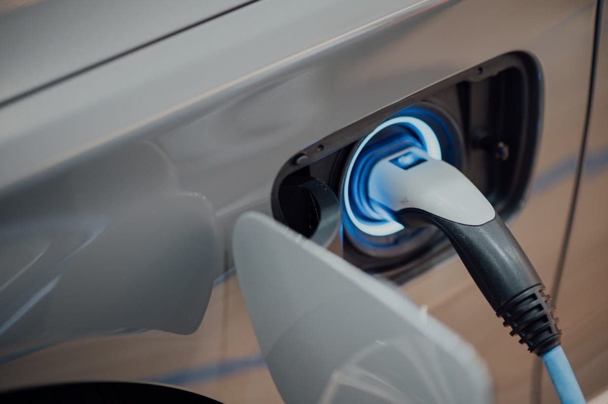 Electric vehicle fast charging station